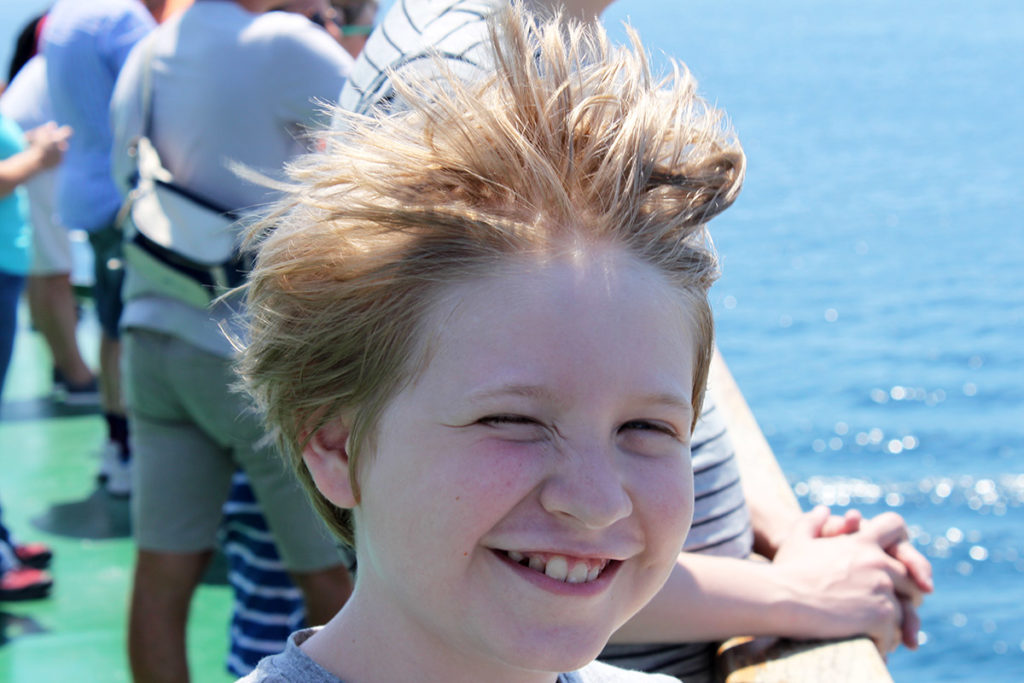 Kasper på färjan till Messina.