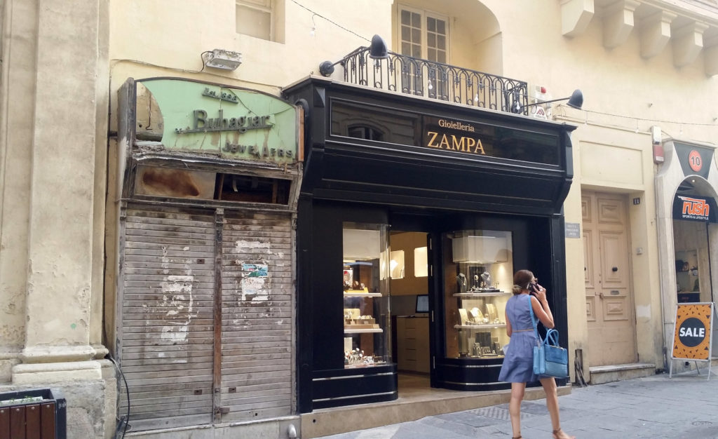 Malta är kontrasternas ö. Här samsas förfallet med glänsande nytt.